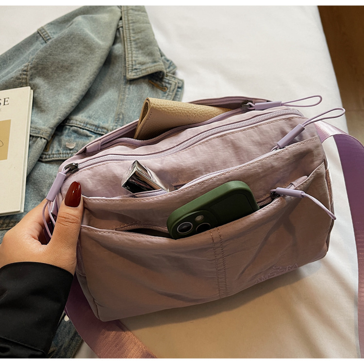 The new Korean version of the simple crossbody bag, tote bag, casual, light, commuting, fashionable and versatile, large-capacity crossbody bag Application Scenario