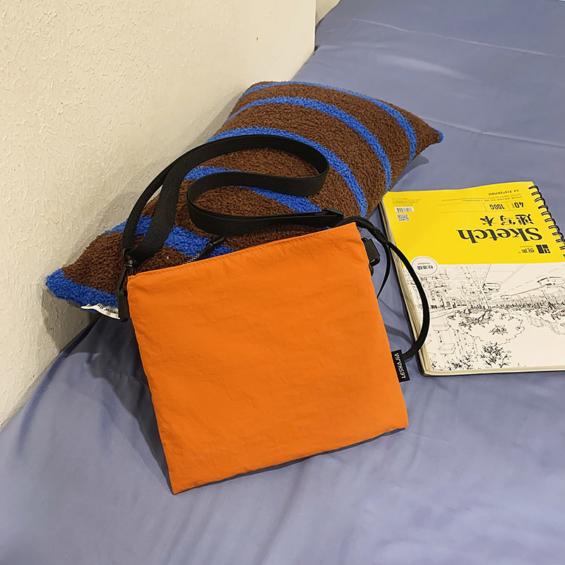 New trendy brand versatile envelope bag, personalized outdoor handbag, men's and women's fashionable workwear small shoulder bag, casual mobile phone bag Application Scenario