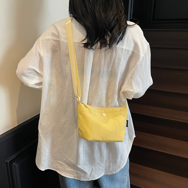 A new Korean version of a high-appeartion-level small crossbody bag, a solid color for women, casual, simple, lightweight, fashionable and versatile crossbody bag for commuting details Picture