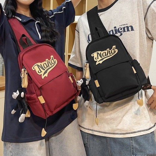 A new Korean-style ins high-look, cool letter chest bag for couples, a casual, simple and lightweight travel and mountaineering crossbody bag full figure