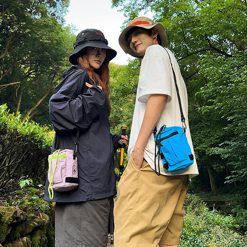 Cool and trendy color-blocking outdoor sports camping mobile phone bag, mountain-style trendy brand small shoulder bag, women's summer light travel single-shoulder bag full figure