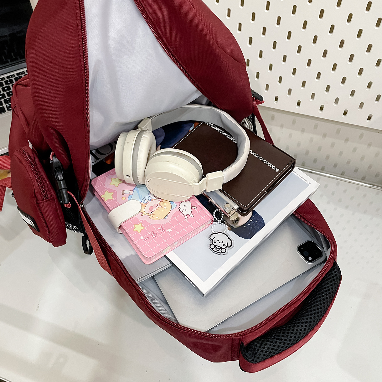 A new Korean-style Instagram backpack with a high level of appearance, solid color and niche design, is a lightweight backpack for junior and senior high school students to go hiking and travel Application Scenario