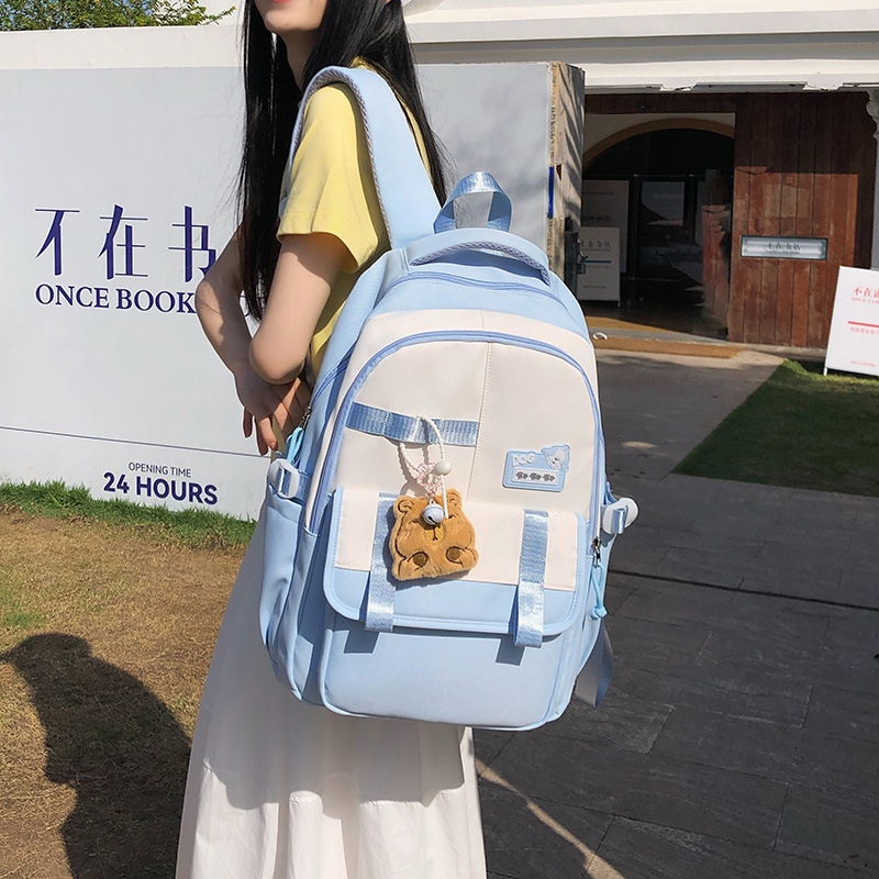 A new Korean-style backpack with a high level of appearance for junior and senior high school students. It is casual, simple, lightweight and versatile for commuting. It has a large capacity details Picture