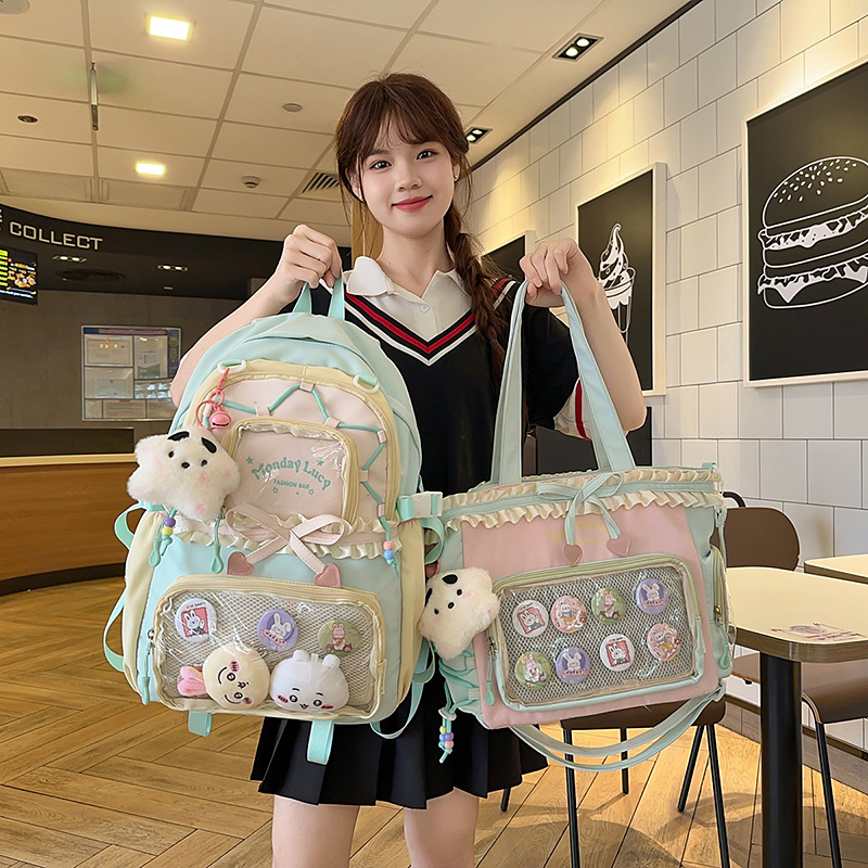 The new schoolbag features a contrasting color scheme for girls' high school students, a college-style backpack for junior and senior high school students, and a ballet-style pleated lace pain bag full figure