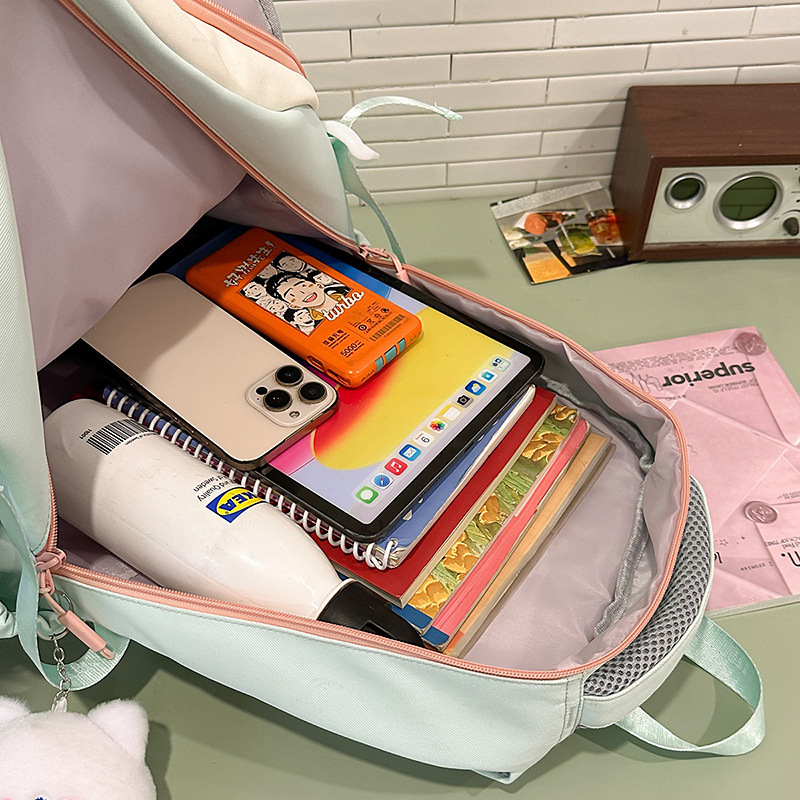 The new Korean version of Instagram, with a high level of appearance and a fresh school style, is a lightweight backpack for junior and senior high school students with color blocking and splicing Application Scenario