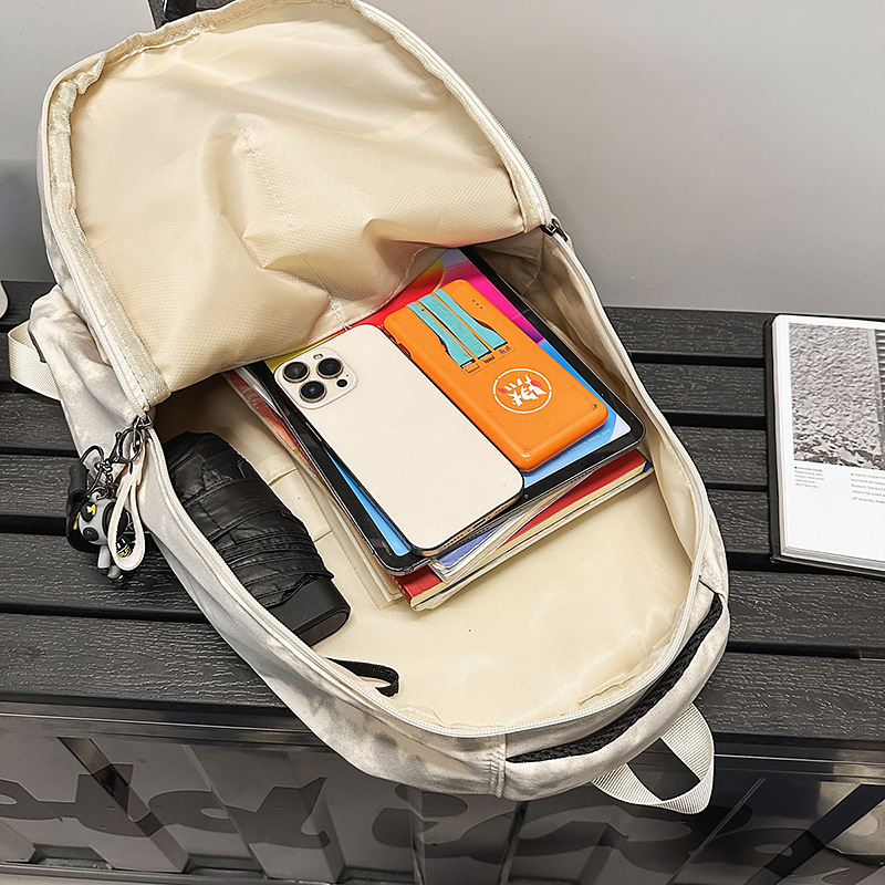 A new high-quality, niche dark-patterned gradient color schoolbag for junior and senior high school students, a lightweight and versatile casual outdoor backpack Application Scenario
