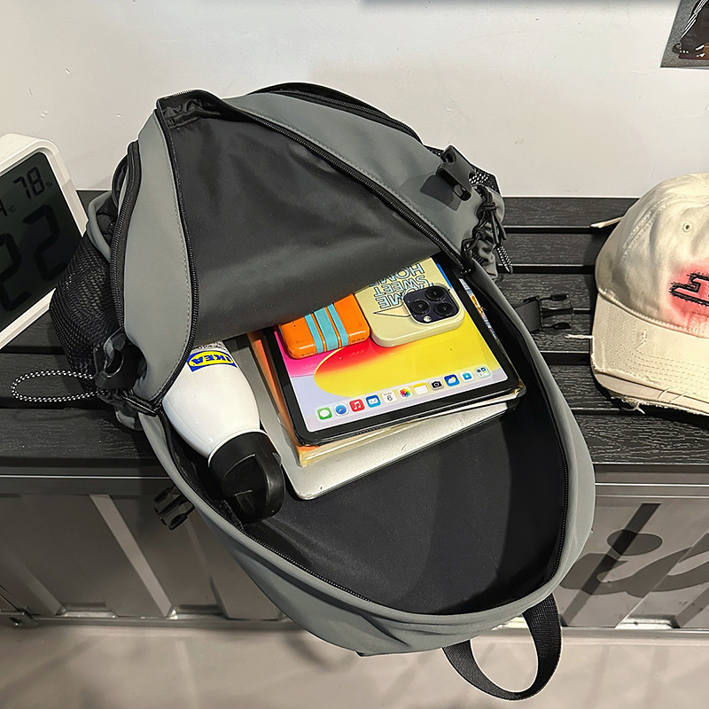 The new forest-themed ins high-appearancelevel casual retro backpack is a lightweight travel backpack for junior and senior high school students with contrasting colors Application Scenario