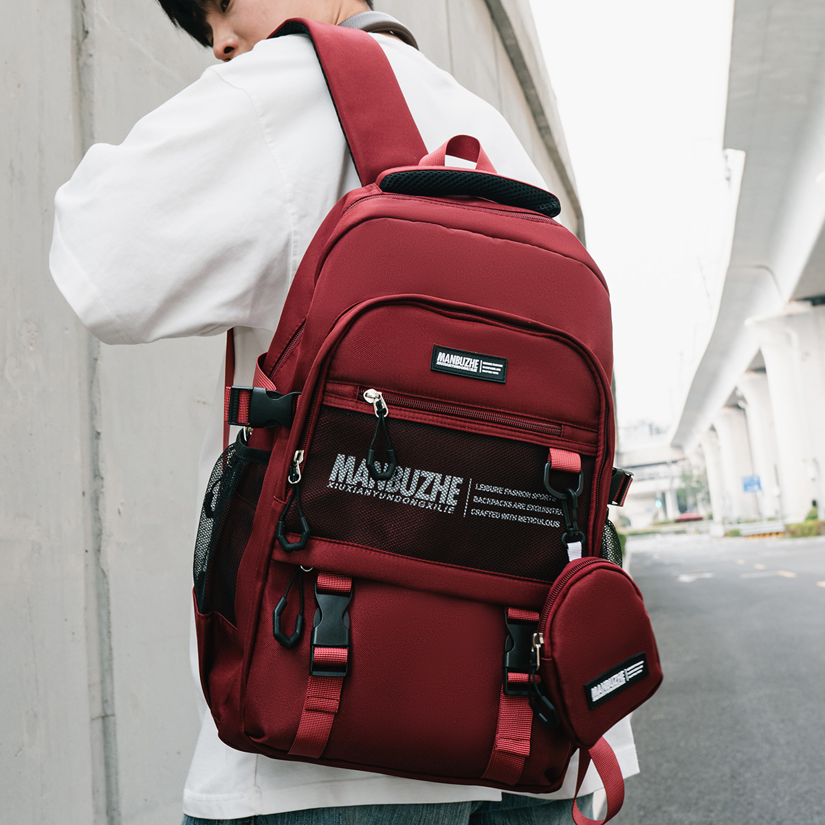 A new Korean-style Instagram backpack with a high level of appearance, solid color and niche design, is a lightweight backpack for junior and senior high school students to go hiking and travel full figure