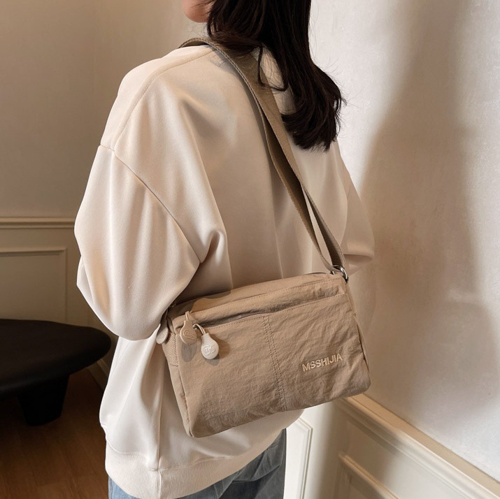 A new large-capacity casual single-shoulder tote bag for women with a simple and high-end feel, a niche Korean version versatile crossbody bag full figure