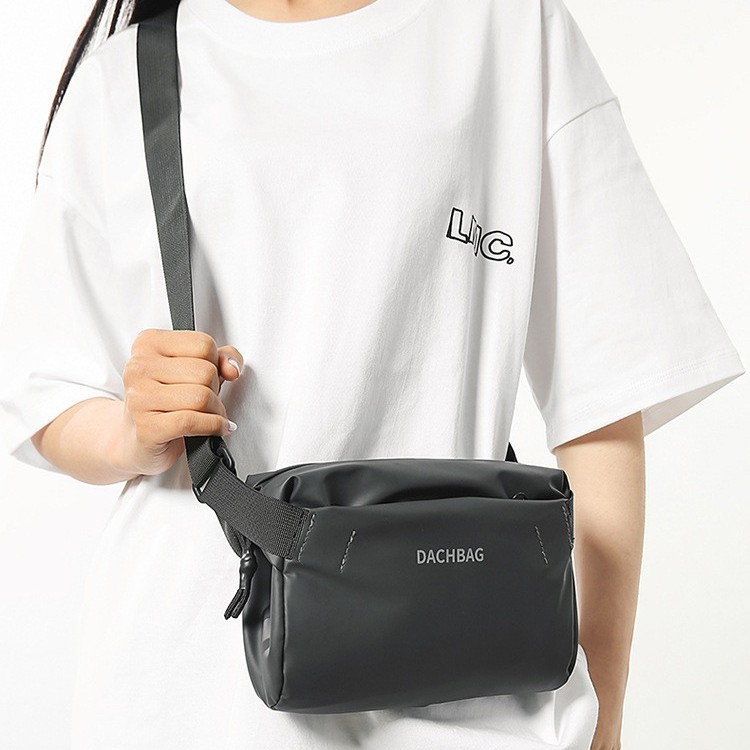 The new men's chest bag for foreign trade, a trendy pu single-shoulder bag for casual use, is a cool outdoor sports mobile phone crossbody bag details Picture