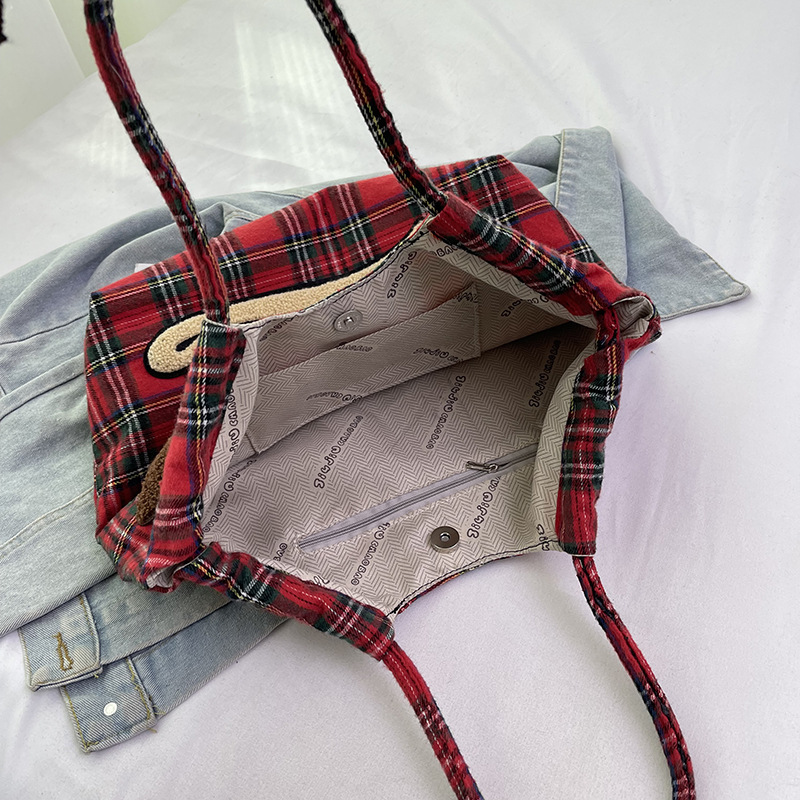 Cute checkered single-shoulder bag for girls, 2024 new Korean style college style large-capacity canvas bag, student class tote bag Application Scenario