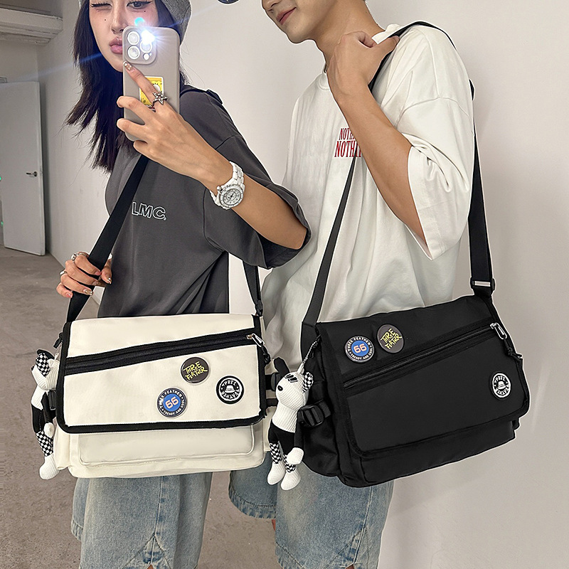 The new high-appeartion-level workwear style is cool and simple. The messenger bag is lightweight and has a large capacity crossbody bag for catching up on classes and going to work full figure