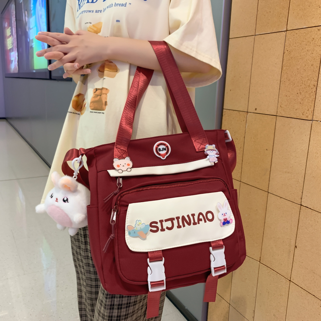 This crossbody bag is a cute bag for girls and primary and secondary school students in grades three to six to take extra lessons. It has a high level of appearance and is a Japanese-style Instagram sweet single-shoulder bag details Picture