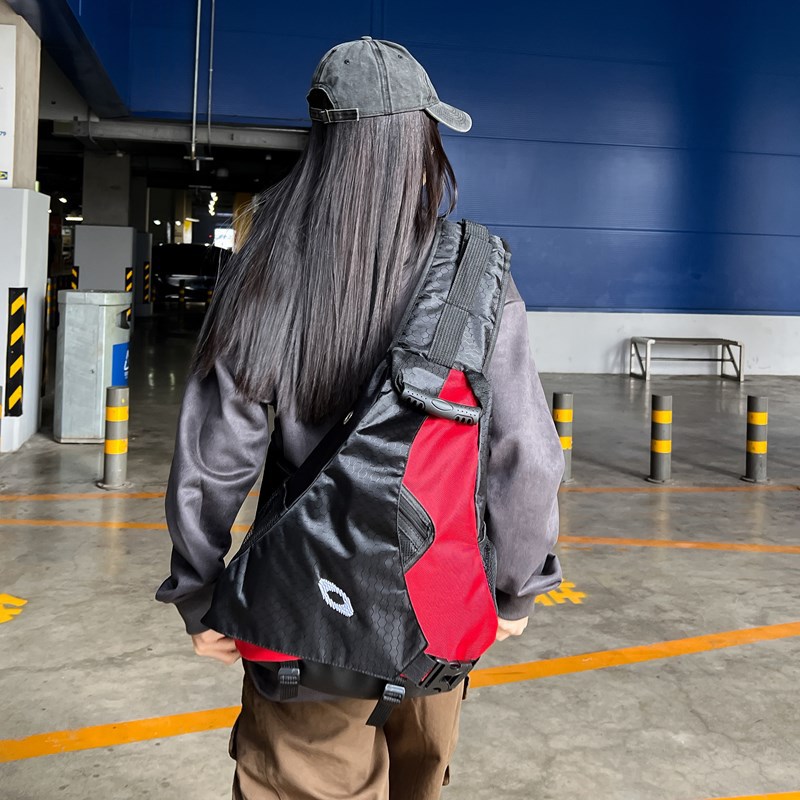 The 2024 new outdoor large-capacity crossbody bag, a trendy commuting versatile sports backpack, and a couple's single-shoulder bag with a high aesthetic level details Picture