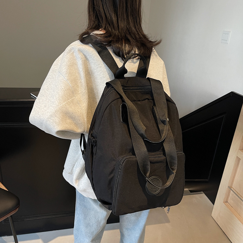 The new foldable backpack for women, a large-capacity travel backpack, a student schoolbag, is lightweight and versatile, and a trendy single-shoulder handbag details Picture