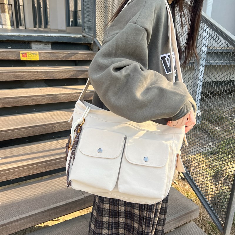The new Japanese-style canvas bag has a large capacity for work and outings, a high level of appearance, and is versatile for single-shoulder commuting. It is suitable for both boys and girls and is artistic full figure