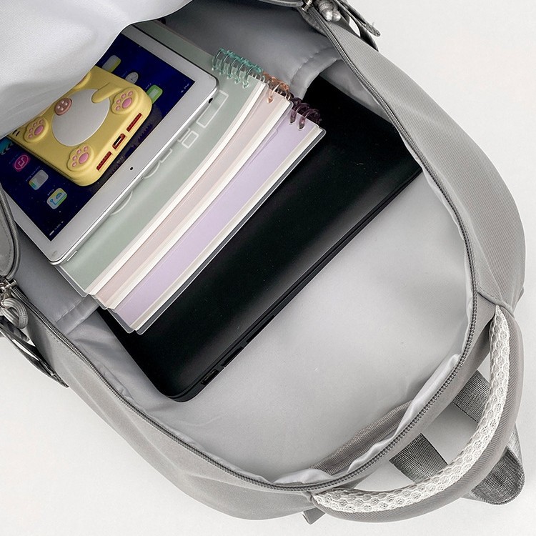 A new high-appeal college-style backpack for junior and senior high school students, featuring a casual, simple, lightweight and versatile design with a large capacity Application Scenario