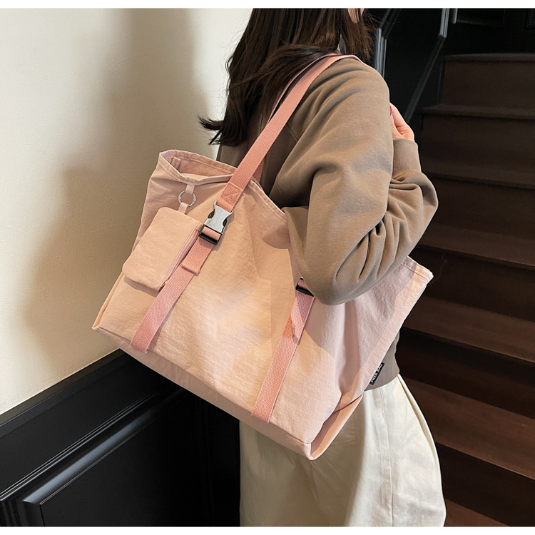 The 2025 new high-appeartion-level large-capacity tote bag is simple and versatile, suitable for shopping and commuting, and is a casual and lightweight backpack full figure