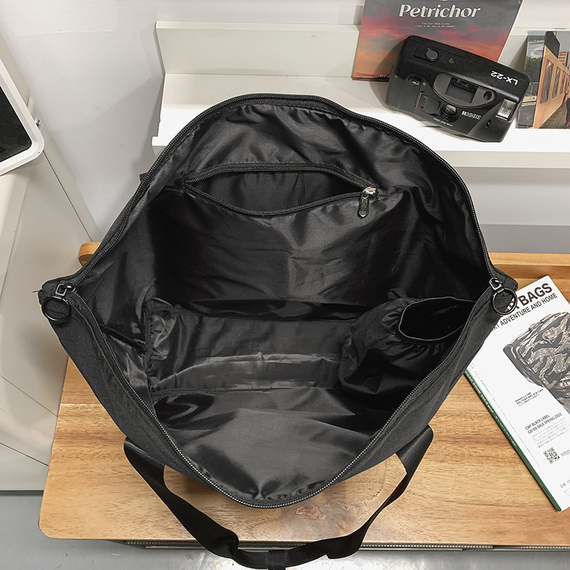 The 2025 new large-capacity tote bag is a fashionable and versatile single-shoulder bag, a sporty crossbody bag, a couple's lightweight bag with a high level of appearance Application Scenario