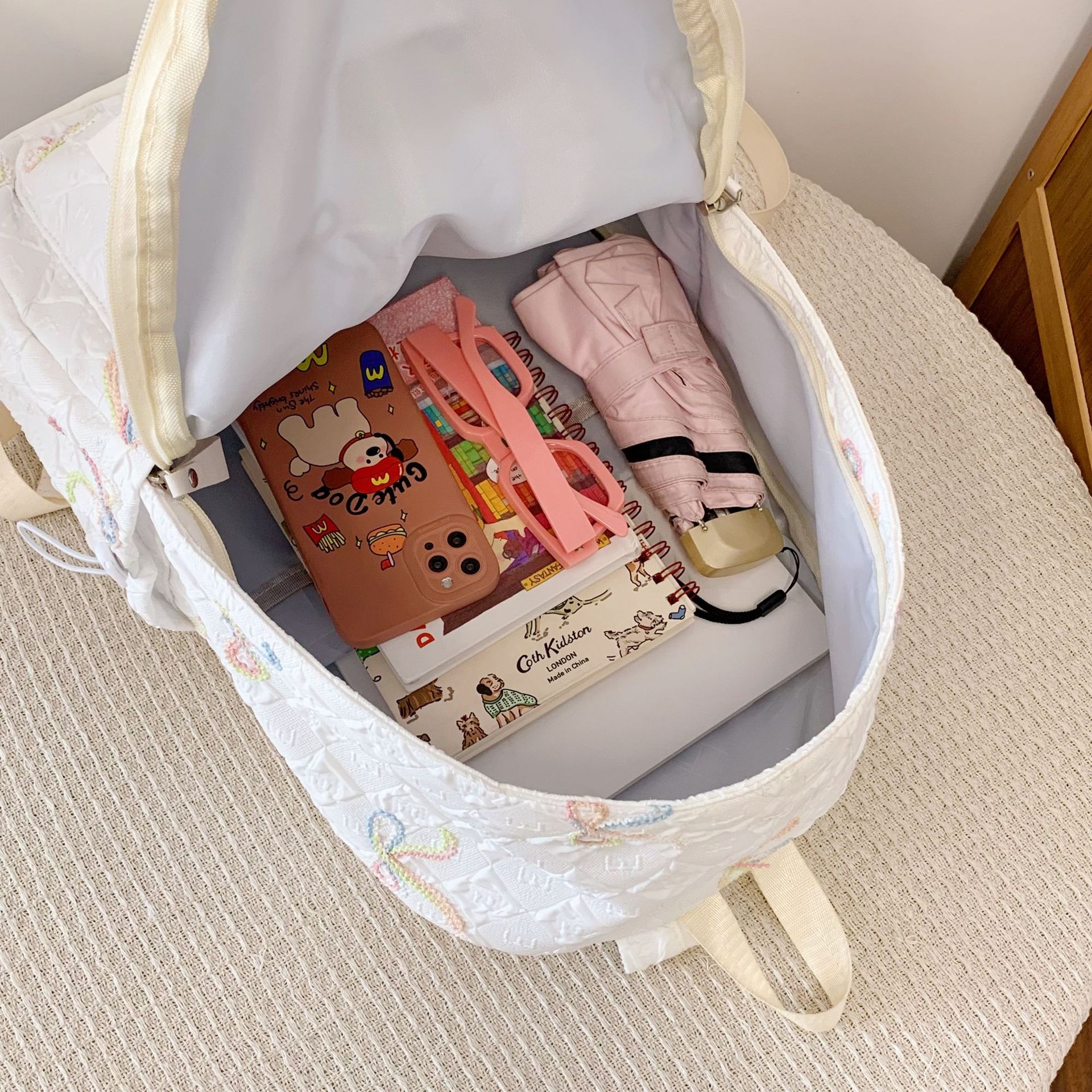 The new student schoolbag has a high appearance level, is cute and versatile, and has a large capacity. It is a cute set bag for junior and senior high school students and is water-resistant Application Scenario