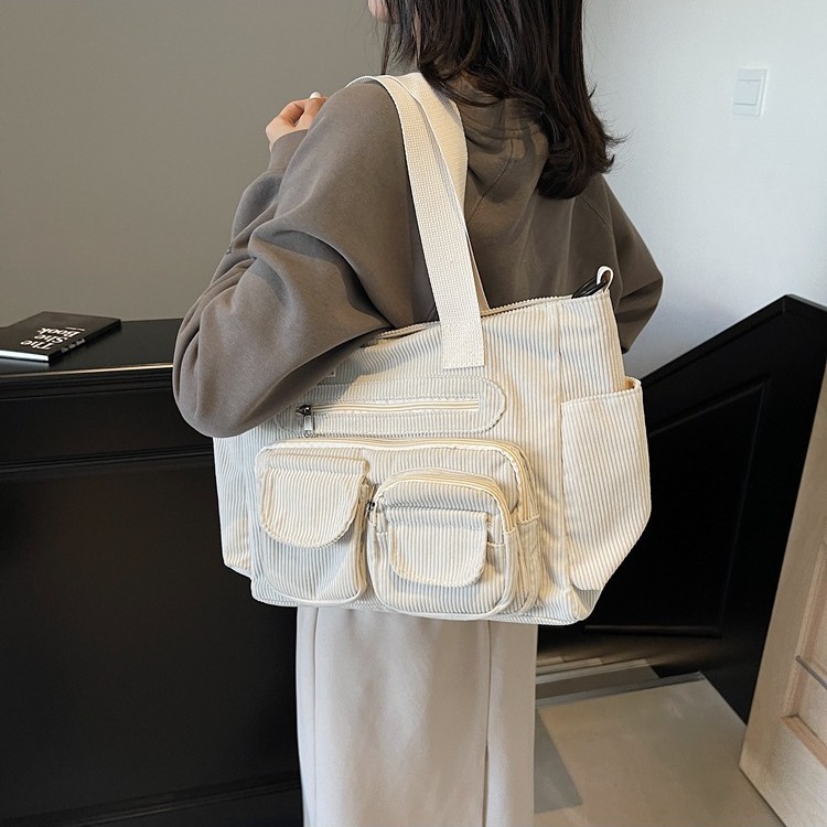 A new 2025 Japanese Instagram-style large-capacity multi-compartment single-shoulder bag with a high-end feel, a retro and versatile underarm handbag details Picture