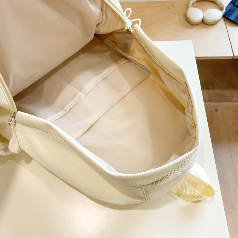 High-quality, large-capacity, lightweight and versatile schoolbag for junior and senior high school students in Korean style. It's a cute schoolbag with contrasting colors for girls and a school style Application Scenario