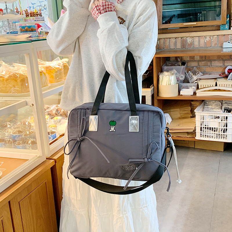 The 2025 new versatile soft girl handbag features a high-end and niche design, a single-shoulder crossbody bag, and a commuter girl tote bag details Picture