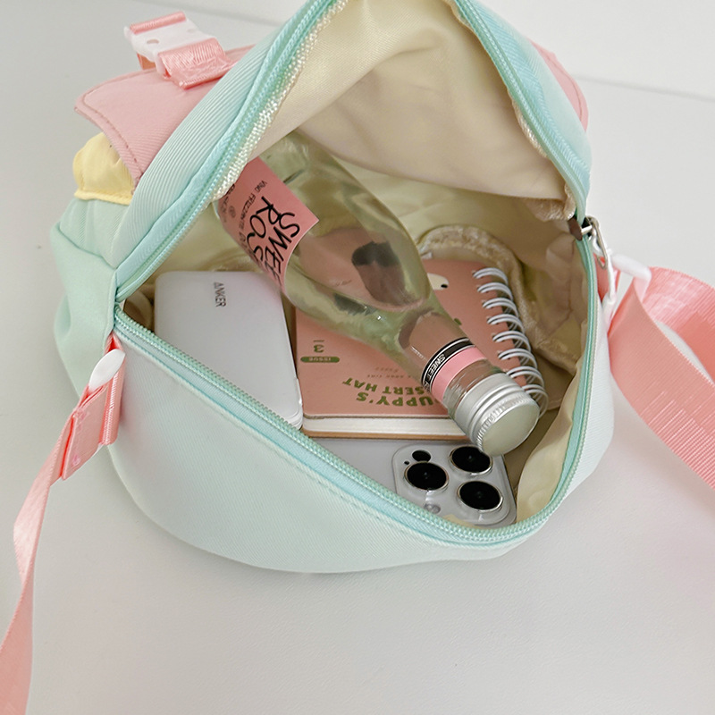 A new high-appeartion-level, fresh and sweet, color-blocking and patchwork bag from Japanese Instagram, a lightweight crossbody bag for girls Application Scenario
