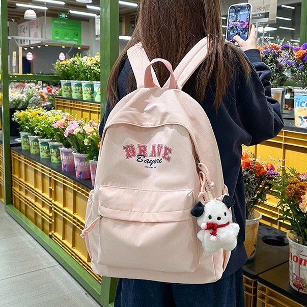 A fresh and simple schoolbag for girls, a Korean version, is a versatile solid-color backpack for junior high school students from grades three to six full figure