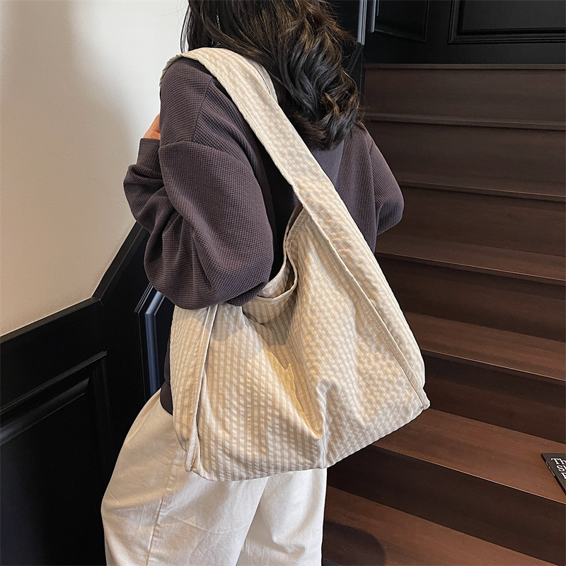 Korean laid-back style, niche, high-appeartion-level fashion bag, single-shoulder bag, college students' casual and versatile hand-held crossbody bag full figure