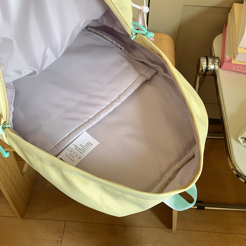 A simple and versatile schoolbag for female college students, a lightweight backpack for commuting, a Korean version of a casual backpack for junior and senior high school students Application Scenario