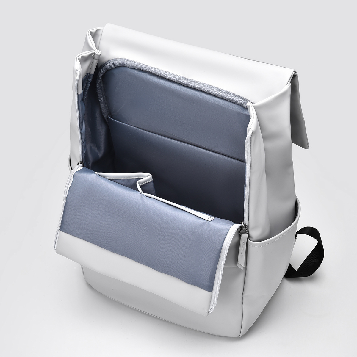 New cross-border casual, fashionable, high-end business commuting computer backpack for men with magnetic flip cover design travel backpack Application Scenario