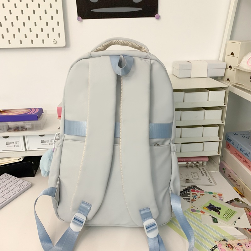 This is a lightweight and cute backpack for a junior high school girl with a high level of appearance and a niche Instagram style. It is designed for a Japanese high school student with a contrasting color Specification drawing