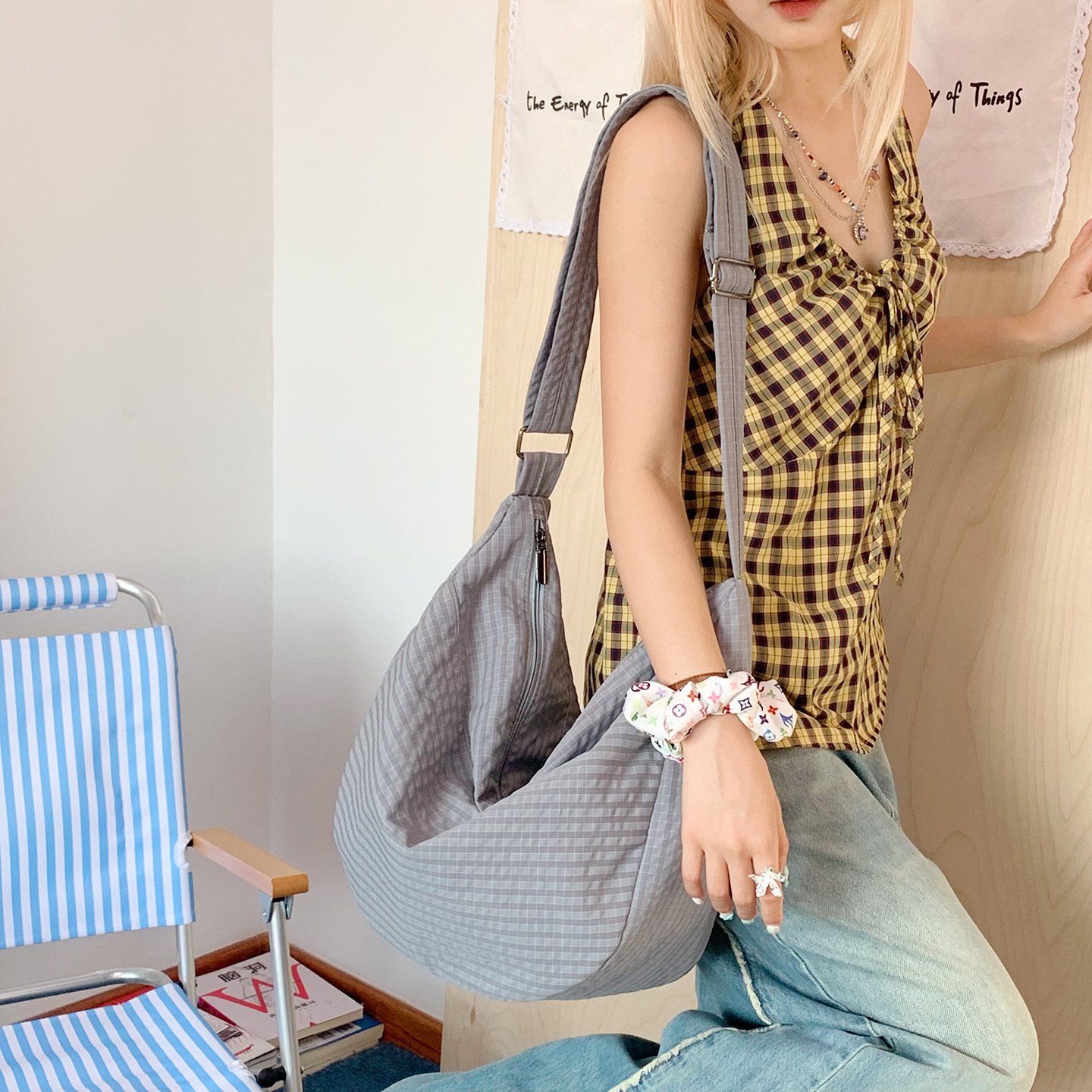 A new high-appeartion-level, laid-back and niche design tote bag for women in solid color, simple and lightweight crossbody bag from Korean Instagram details Picture