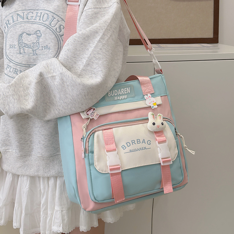 A color-blocking, versatile, high-appeartion-level crossbody bag for women, a new forest-themed tote bag for primary school students, a cute and lightweight after-school bag full figure