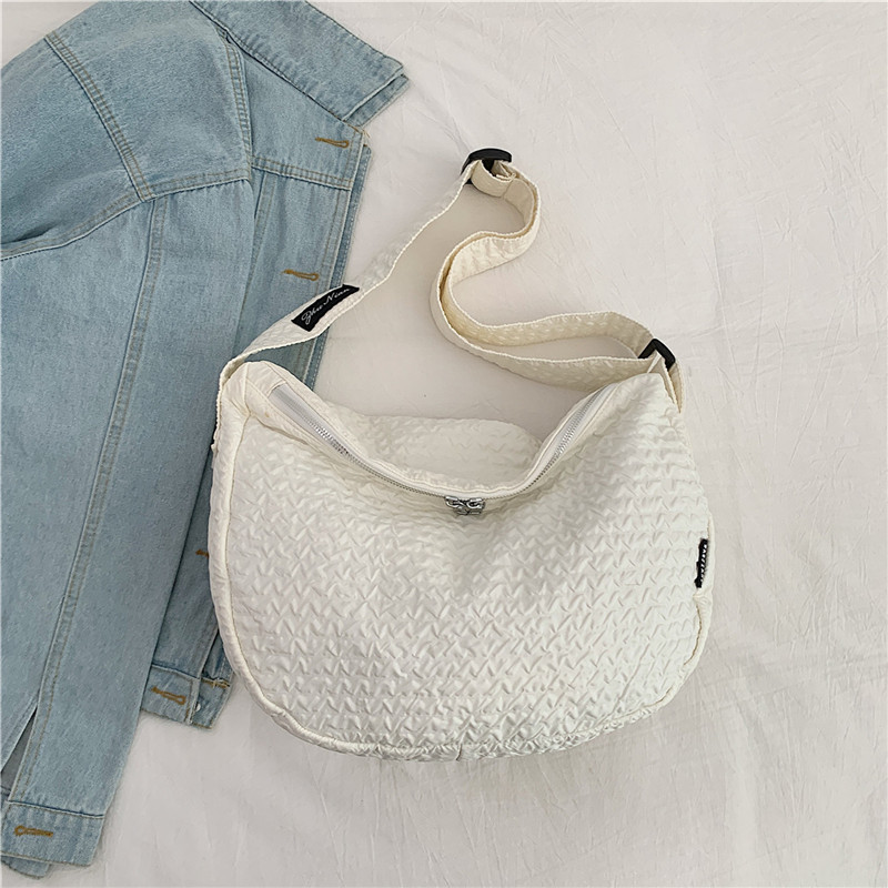 The laid-back and simple Tote crossbody bag for women is a new spring 2025 casual solid color artistic style single-shoulder crossbody bag Specification drawing