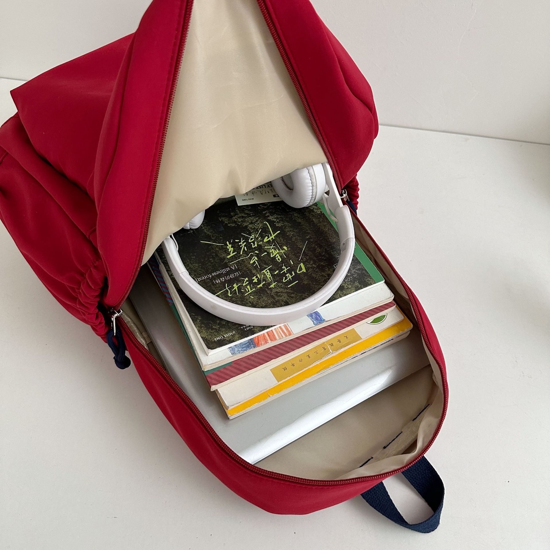 A new high-appearance-level letter-style backpack for couples in solid color, casual, simple and lightweight, with a large capacity for outdoor commuting Application Scenario