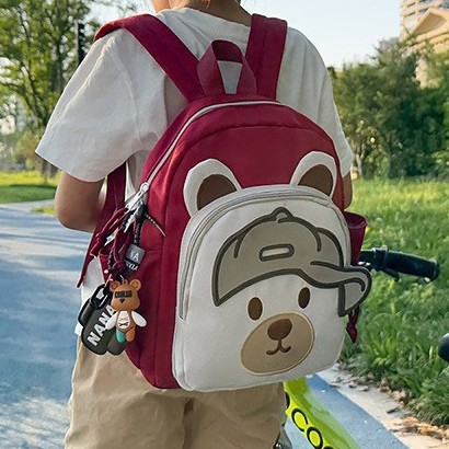 A new, cute cartoon bear backpack with a high level of appearance for kindergarten children in grades 3 to 5. It is a lightweight backpack full figure
