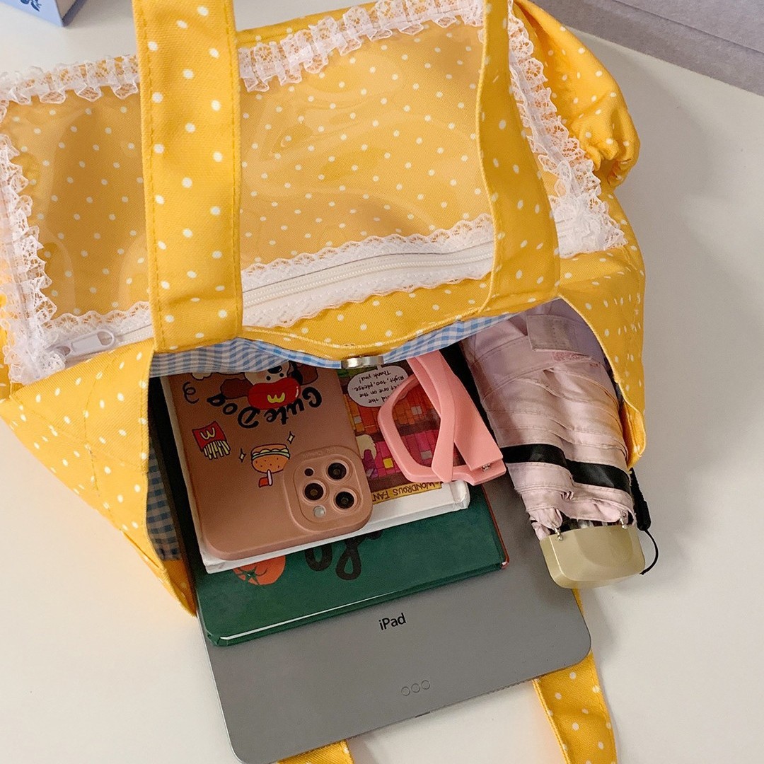 A new Korean-style Instagram bag with a high level of appearance, fresh, sweet and cute polka dot tote transparent balm bag and a lightweight crossbody bag Application Scenario