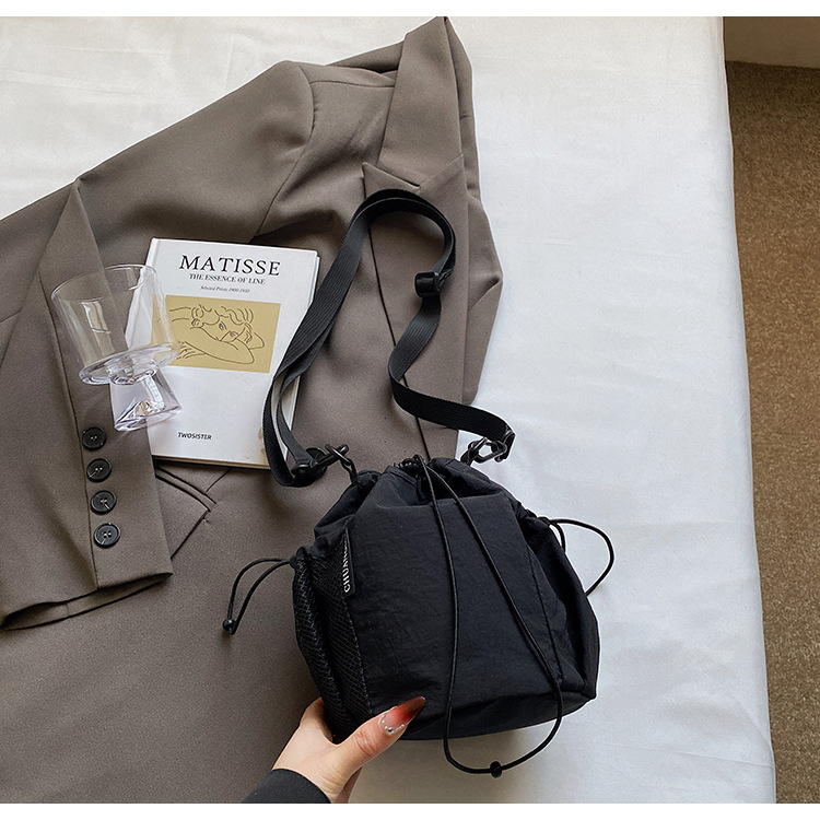 Simple solid color casual and versatile, lightweight and versatile, single-shoulder underarm bag with drawstring closure, portable large capacity bucket bag for women Application Scenario