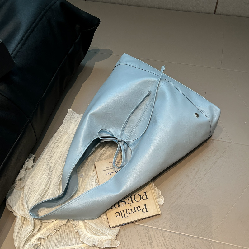 A niche design, fashionable French bow strap, underarm tote bag, PU large-capacity single-shoulder bag, commuting bag for women Application Scenario