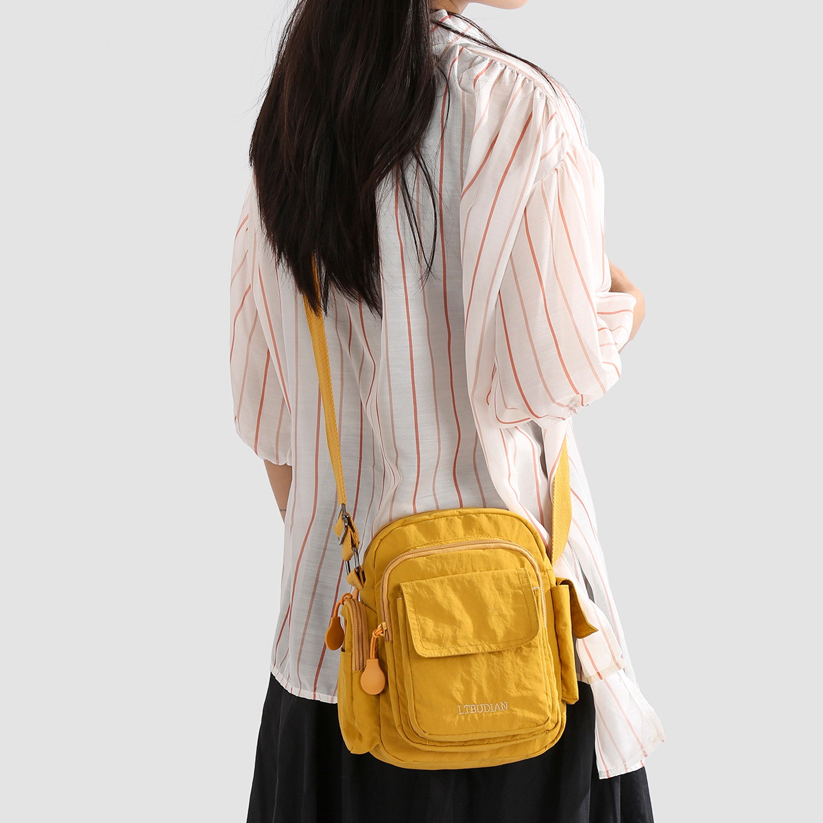 A new high-quality Korean-style ins crossbody bag for women in solid color, casual, simple, lightweight, fashionable and versatile for commuting full figure