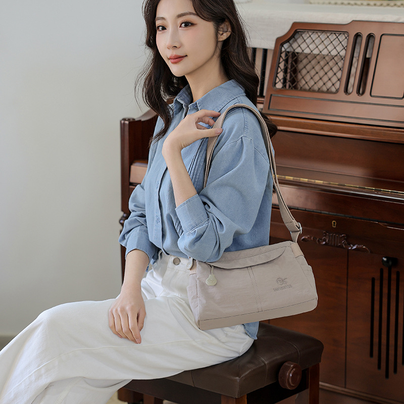 2025 New Korean-style simple single-shoulder bag for commuting, fashionable and versatile backpack, casual, lightweight and large-capacity crossbody bag full figure