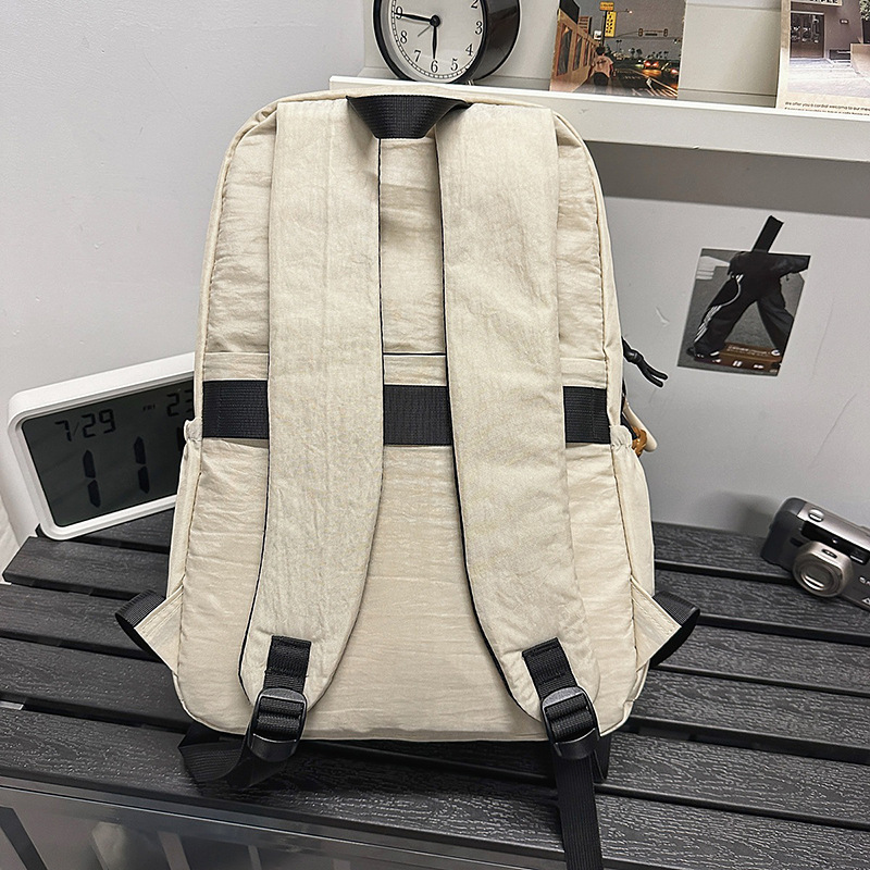 A new type of schoolbag for junior and senior high school students, featuring a casual, simple design, large capacity, and contrasting colors. It is a backpack for outdoor sports and travel Application Scenario