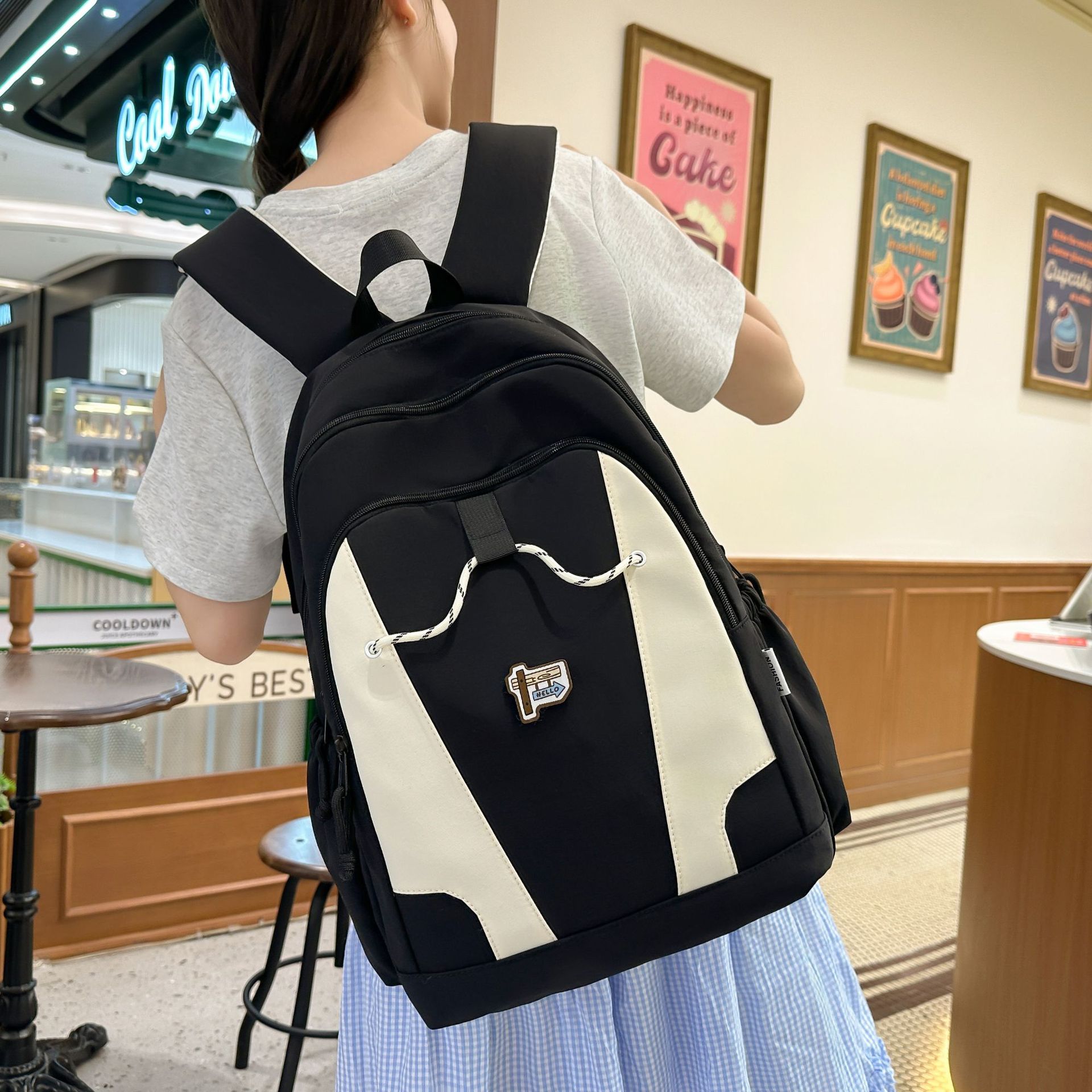 A simple and cute backpack for female college students with high appearance standards, a fashionable large-capacity trendy backpack, and a sports travel computer bag full figure