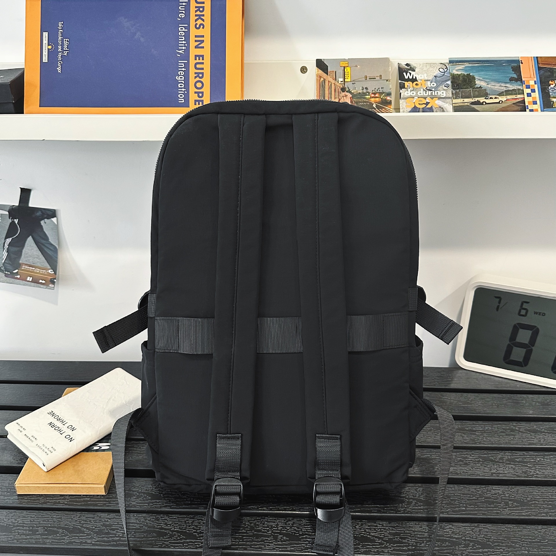 The 2025 new schoolbag for junior and senior high school students is a simple solid-color backpack with a high appearance level. It is versatile, lightweight and casual travel backpack Specification drawing