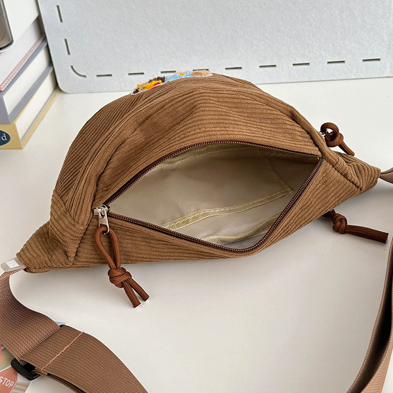 This is a new, fresh and cute student summer sporty, fashionable and simple crossbody bag for girls' outdoor activities in 2025 Application Scenario