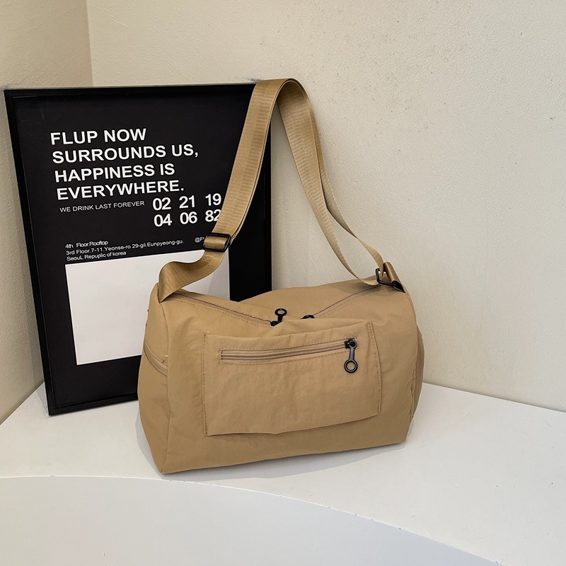 New 2025 simple and versatile commuter bag, ins solid color casual and lightweight single-shoulder bag, large-capacity student crossbody bag Application Scenario