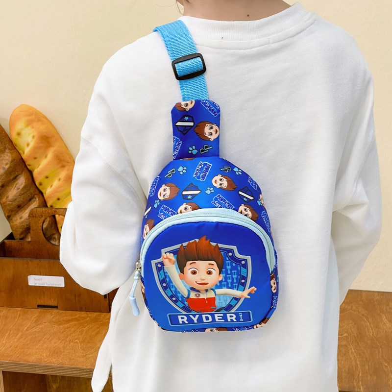 A new winter children's cartoon and animated dog woof Woof print crossbody bag for kindergarten casual outings Application Scenario