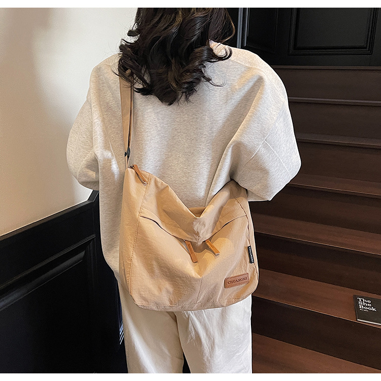 Japanese-style casual and laid-back student commuting tote bag, large capacity, simple solid color, light and versatile crossbody bag for girls full figure